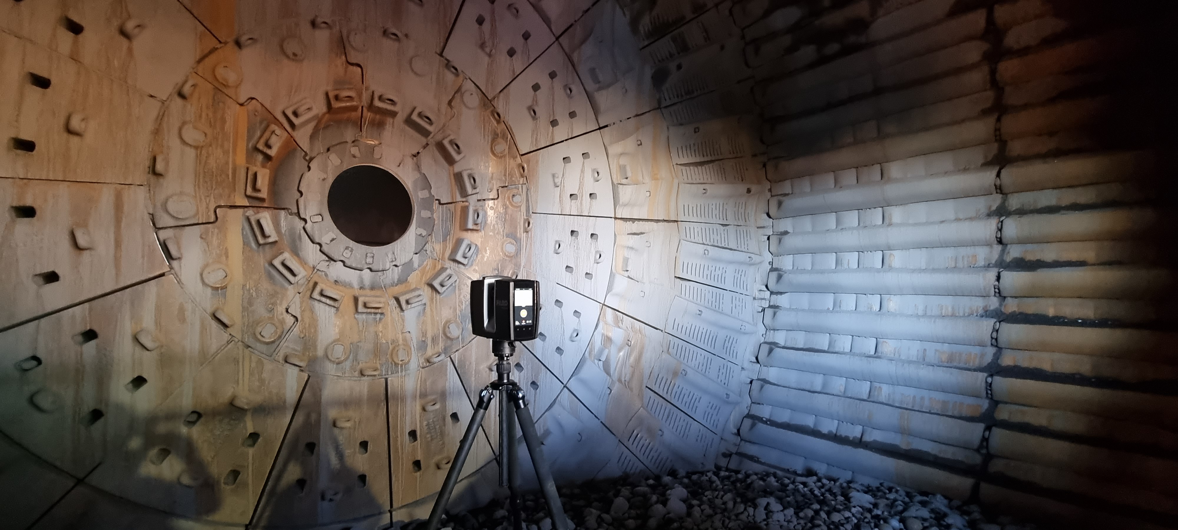 FARO 3D laser scanner inside SAG mill for wear liner analysis
